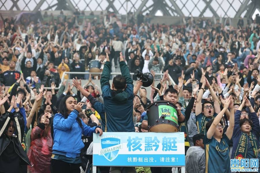 意大利足球燃烧战场：球迷为球队欢呼助威