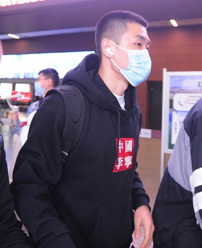 女球迷独闯德比赛场，现场助威成亮点